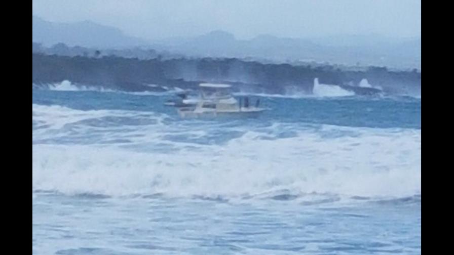 Rescatan cinco turistas a bordo de un bote en playa Sosúa 