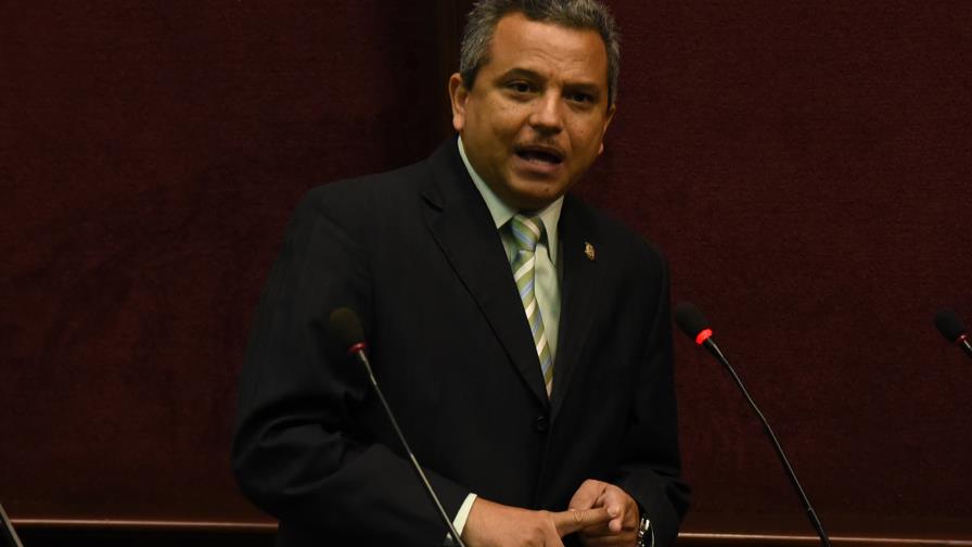 Diputado denuncia becados en el extranjero llevan tres meses sin recibir pagos