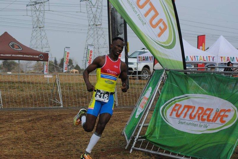 Serruchan las piernas de triatleta de Sudáfrica que entrenaba