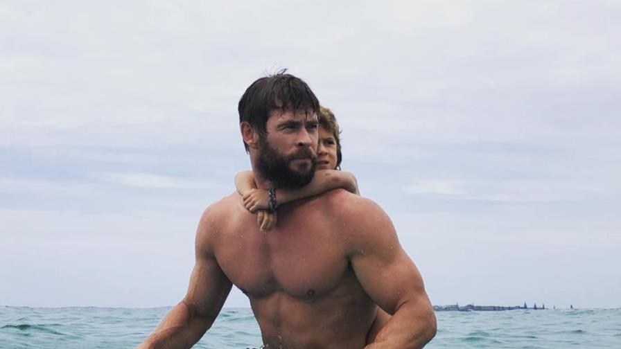Chris Hemsworth, Thor en el cine, surfea con su hija mayor encima 