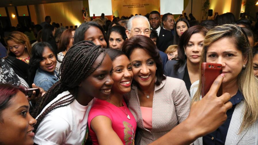 Primera Dama exhorta a las mujeres a seguir la lucha por el respeto a sus derechos Primera Dama exhorta a las mujeres a seguir la lucha por el respeto a sus derechos