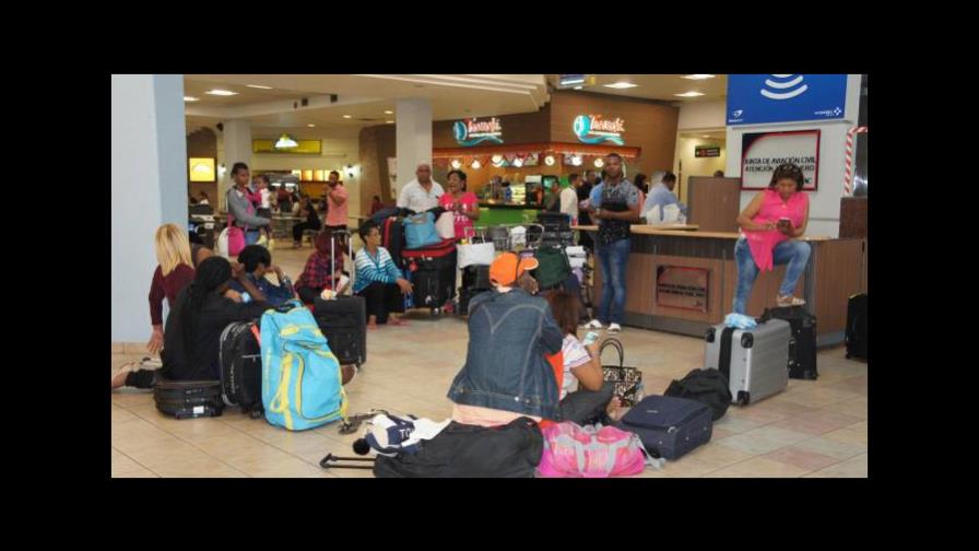 Cientos pasajeros RD varados por tormenta
Cientos de pasajeros varados en aeropuertos dominicanos por tormenta en EE.UU. Cientos pasajeros RD varados por tormenta
Cientos de pasajeros varados en aeropuertos dominicanos por tormenta en EE.UU.