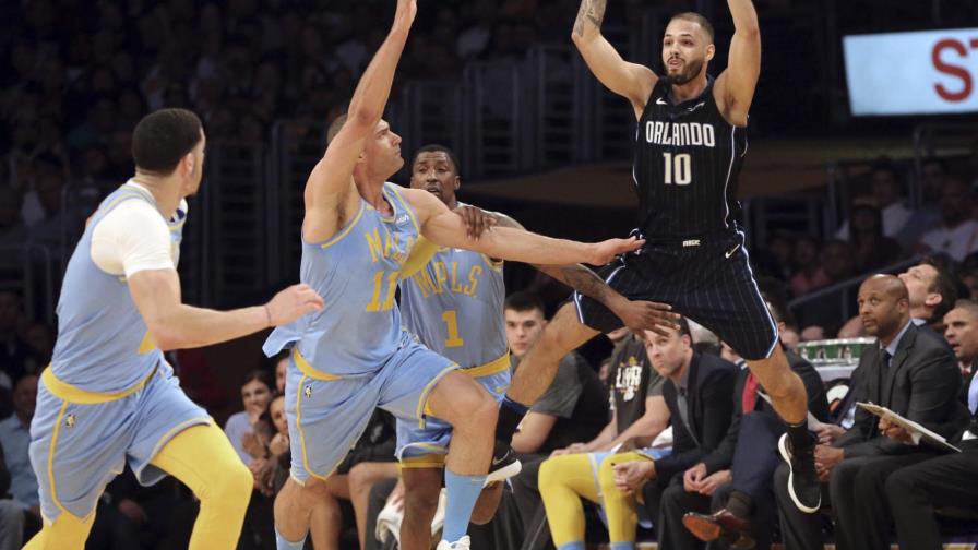 López y Lakers ganan a Magic 108-107 en extraño final López y Lakers ganan a Magic 108-107 en extraño final