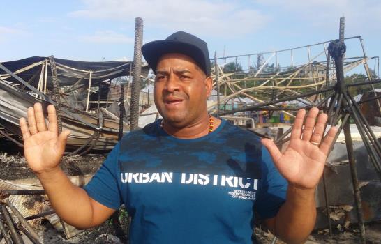 Investigan origen de incendio en Boca Chica; propietarios de negocios dicen fue provocado