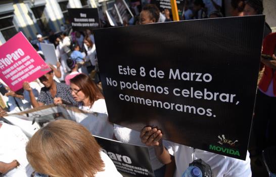 Mujeres de Santiago reclaman en las calles mayor participación en el Estado