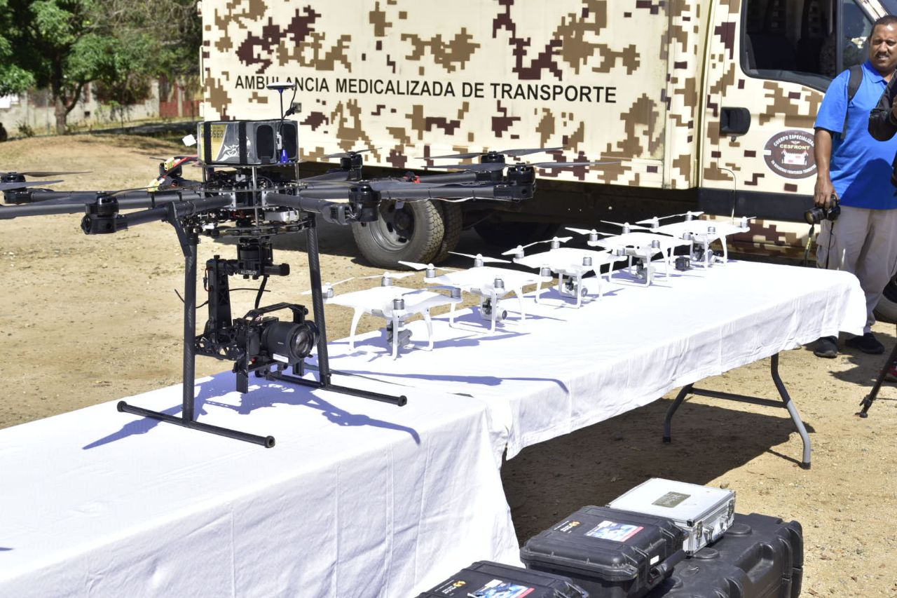 El ministro de Defensa teniente general Rubén Paulino Sem dijo que el plan incluye la puesta en operación de 50 drones, 50 nuevos vehículos, 200 motores, el uso de aeronaves de la Fuerza Aérea y embarcaciones de la Armada de la República Dominicana que vigilarán las costas de Manzanillo, Puerto Plata y Pedernales.