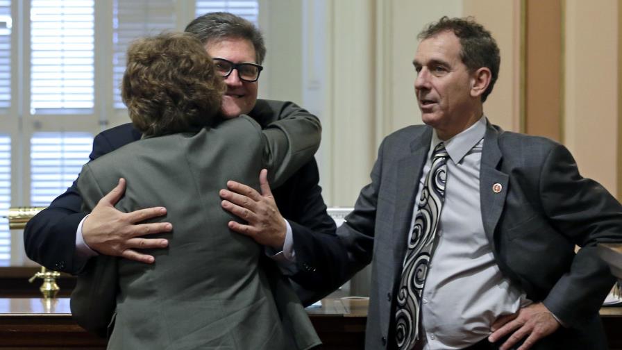 Ordenan a senador de California que deje de dar abrazos