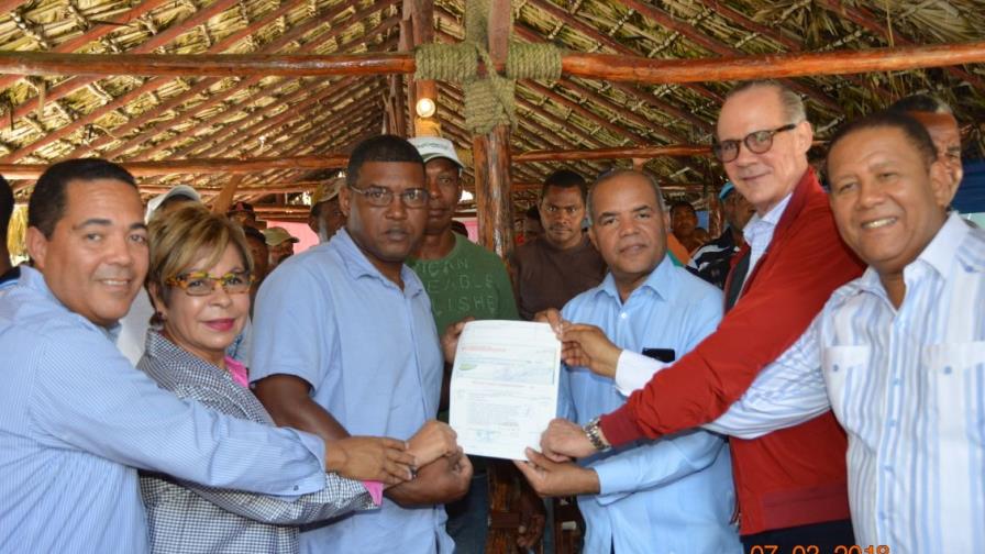 Pescadores reciben del FEDA unos 250 millones de pesos en financiamientos