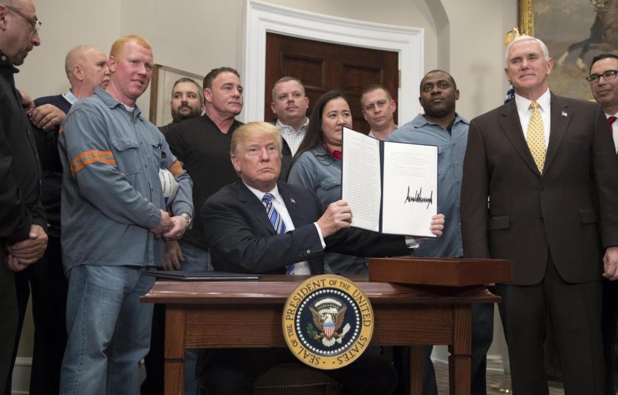 Trump firma decreto que pone aranceles de 25% al acero y de 10% al aluminio