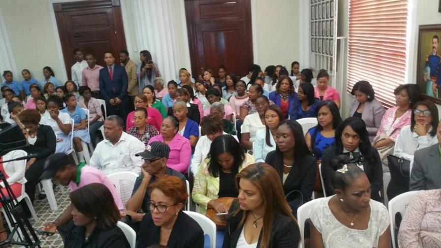 Fiscal de La Romana resalta desigualdades que afectan a la mujer durante charla