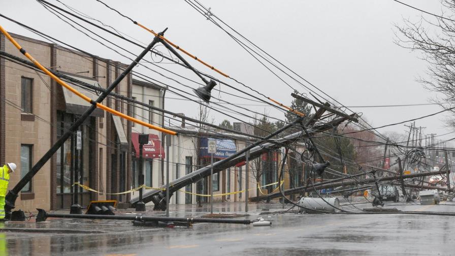 Al menos dos muertos y miles de usuarios sin luz tras temporal en EE.UU.
