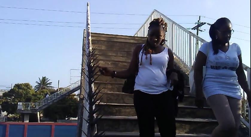 VIDEO: Colocan púas a barandillas de puente peatonal