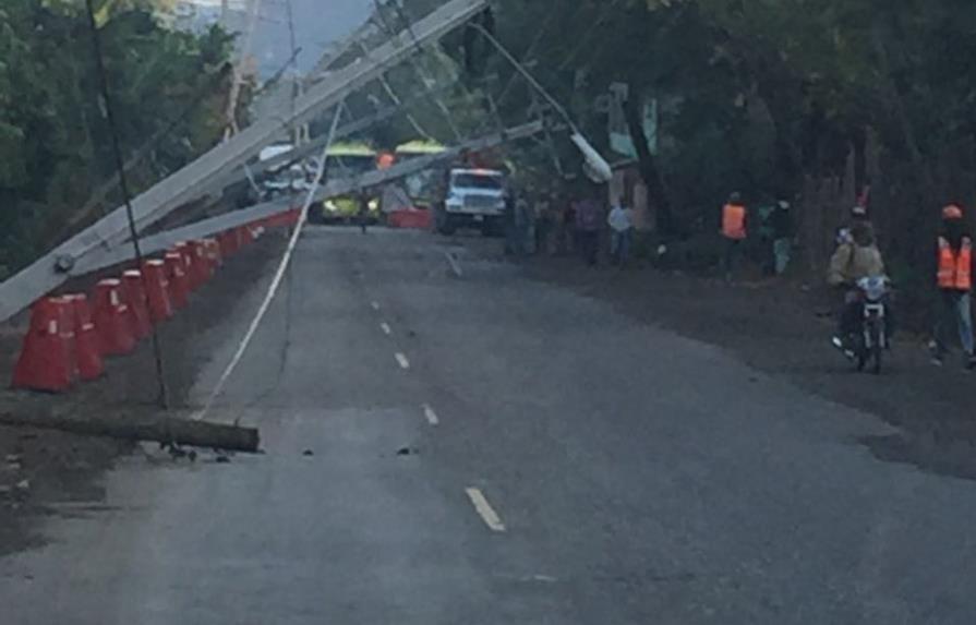 Caída de postes del tendido eléctrico afecta tránsito carretera Navarrete-Puerto Plata