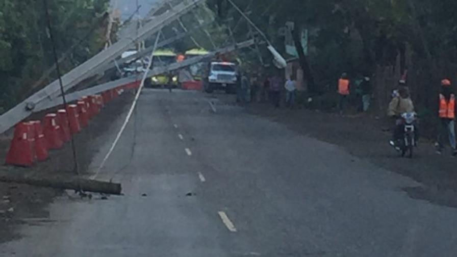 Caída de postes del tendido eléctrico afecta tránsito carretera Navarrete-Puerto Plata