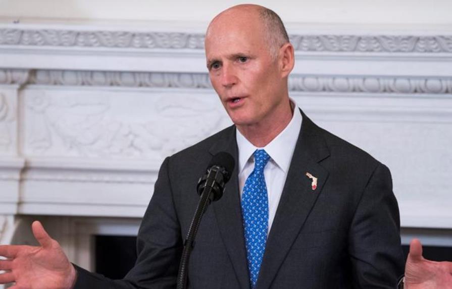 Gobernador de Florida firma ley de control de armas tras matanza en escuela 