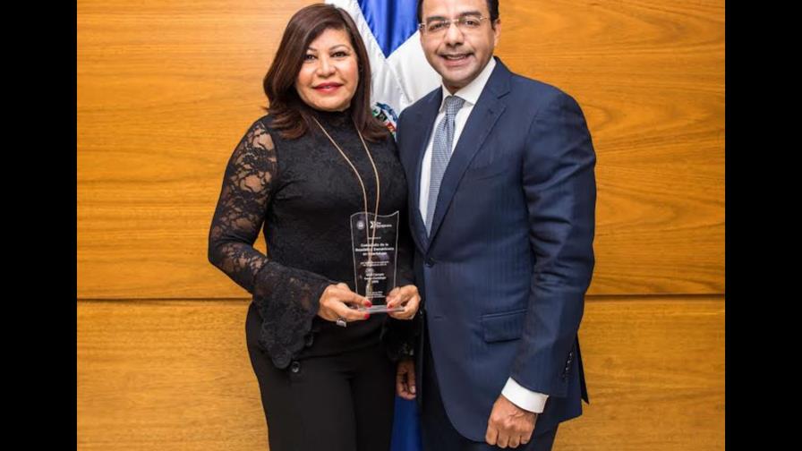 Reconocen a cónsul dominicana en Guadalupe durante Hub Santo Domingo