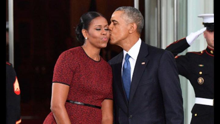 Barack y Michelle Obama negocian producir programas para Netflix, según NYT