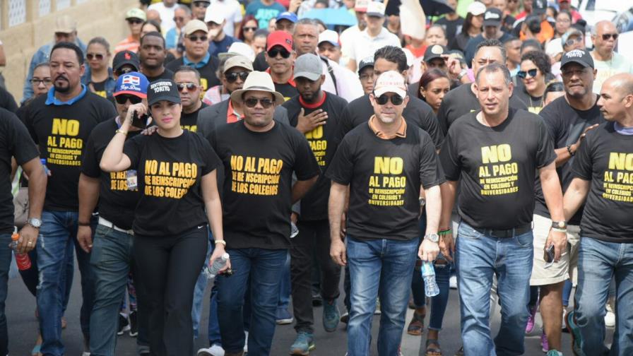 Marchan en Santiago contra el cobro de reinscripción en colegios y universidades privadas Marchan en Santiago contra el cobro de reinscripción en colegios y universidades privadas