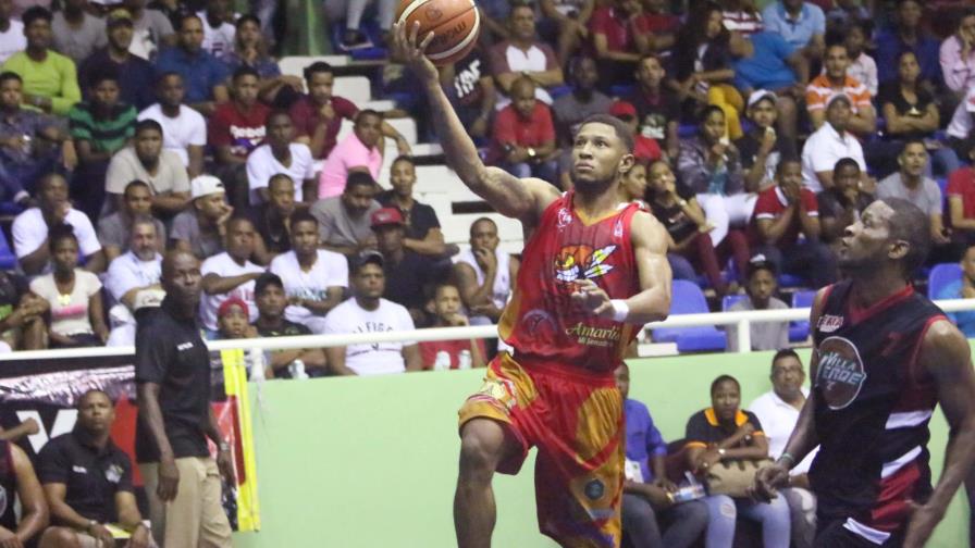 Quisqueya estropea al Máximo Gómez en el inicio del basket superior de La Romana