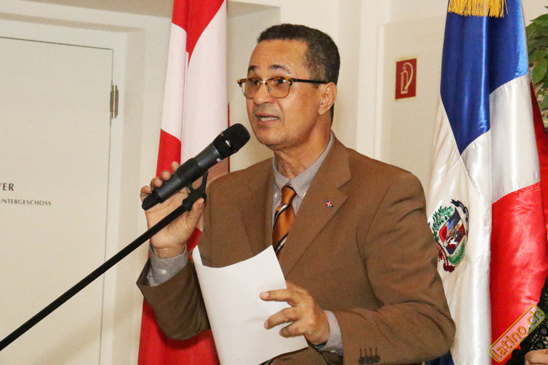 Rafael Hernández, cónsul general en Zurich, Suiza.