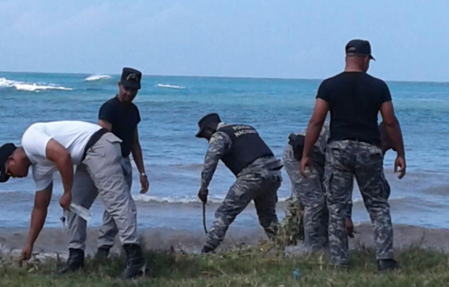 Agentes policiales apoyan la limpieza de playa en San Pedro de Macorís