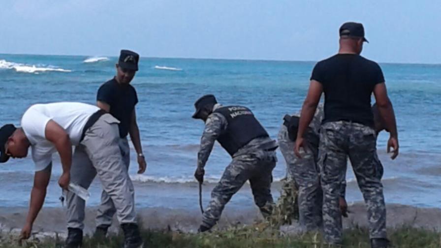 Agentes policiales apoyan la limpieza de playa en San Pedro de Macorís