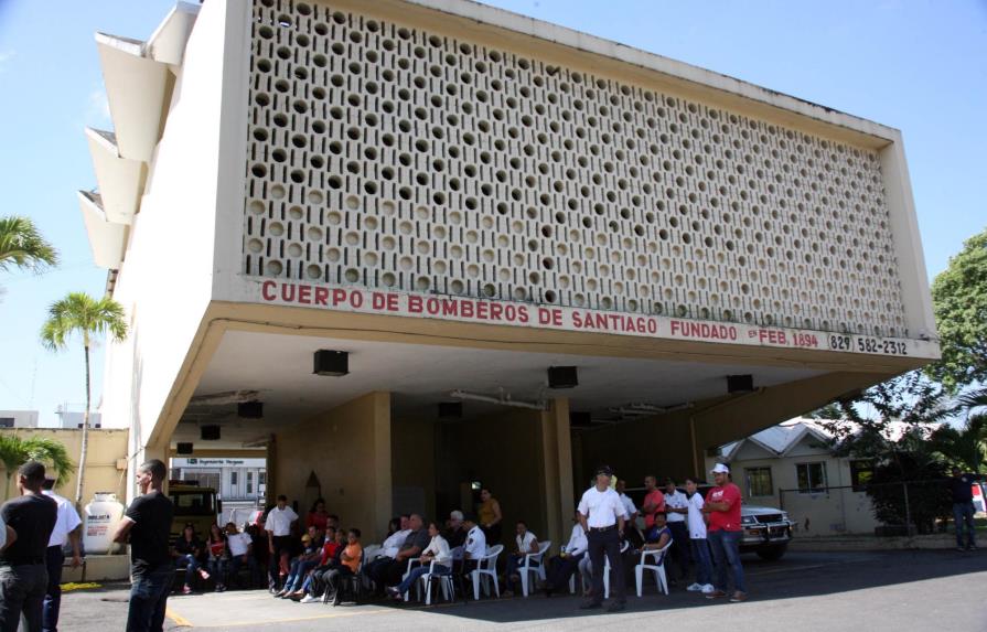 Bomberos de Santiago reclaman mejores salarios y terminar Estación Central