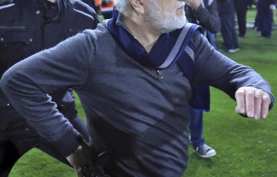 Suspenden partido cuando dueño de club griego ingresa armado