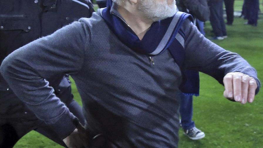 Suspenden partido cuando dueño de club griego ingresa armado