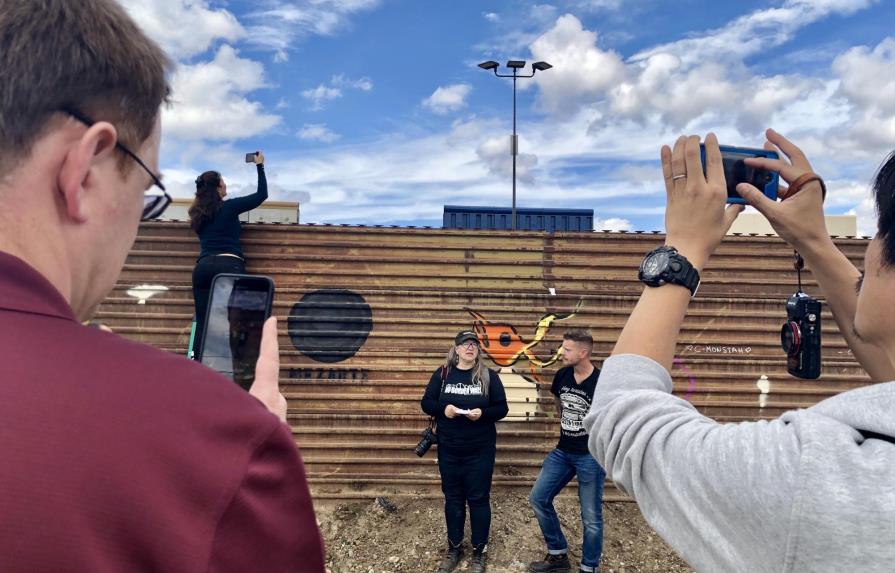 Turistas llegan a la frontera para ver los prototipos del muro de Trump 