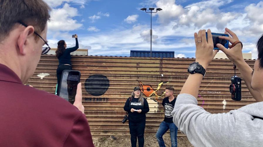 Turistas llegan a la frontera para ver los prototipos del muro de Trump 
