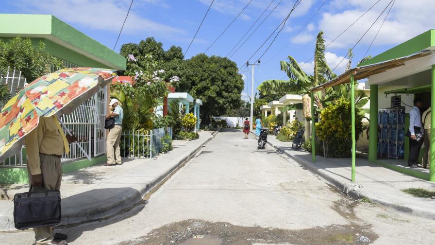 Clientelismo político perjudica a damnificados en Azua con entrega de casas Clientelismo político perjudica a damnificados en Azua con entrega de casas