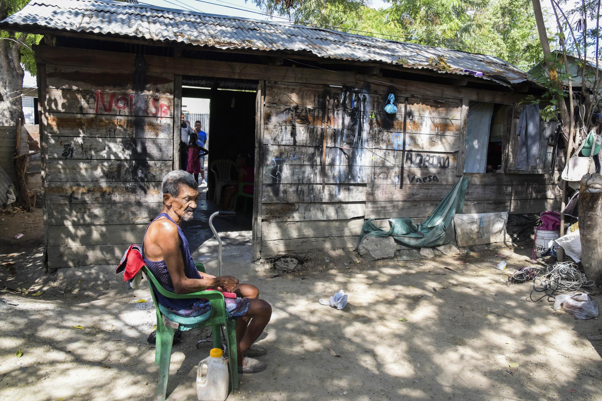 Rafael Jiménez no puede valerse por sí mismo, vive con su esposa que tiene discapacidad en una mano y un pie