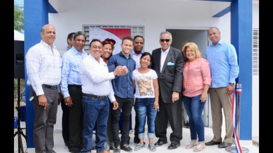 Audrys Nin Reyes cumple el sueño de una vivienda para su madre