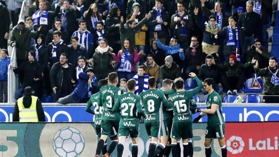 El Betis de Junior Firpo derrota al Alavés por 3-1 y sigue soñando con Europa