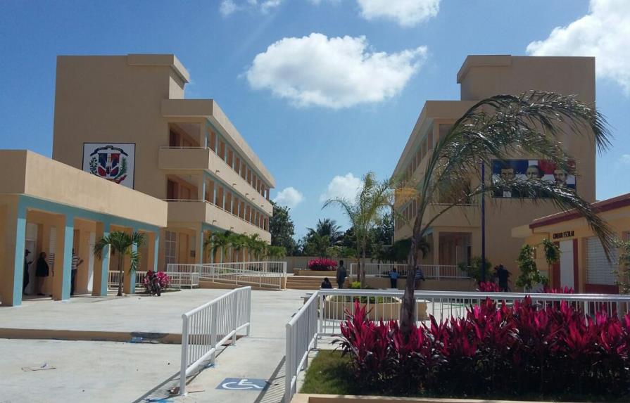 Presidente Medina inaugura escuela básica en Santo Domingo Este