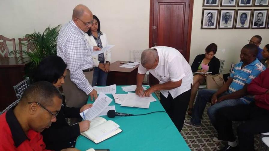Alcaldía propicia firma de código de conductas en el transporte de La Romana