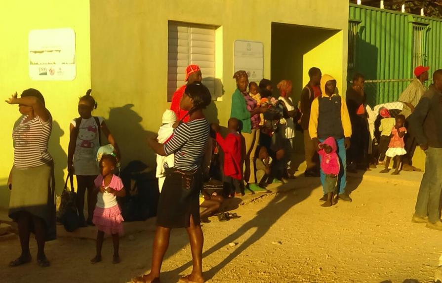 Decenas de ciudadanos haitianos abandonan desde ayer Pedernales