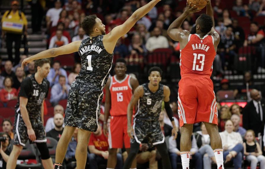 VIDEO: James Harden ayuda en la victoria de Rockets ante Spurs