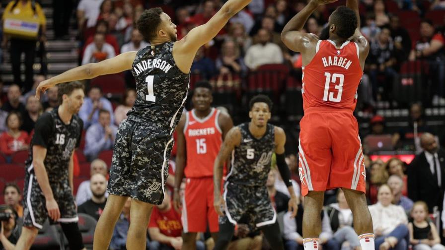 VIDEO: James Harden ayuda en la victoria de Rockets ante Spurs