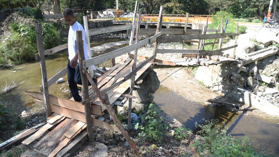 Denuncian caída de puentes vecinales en Jacagua