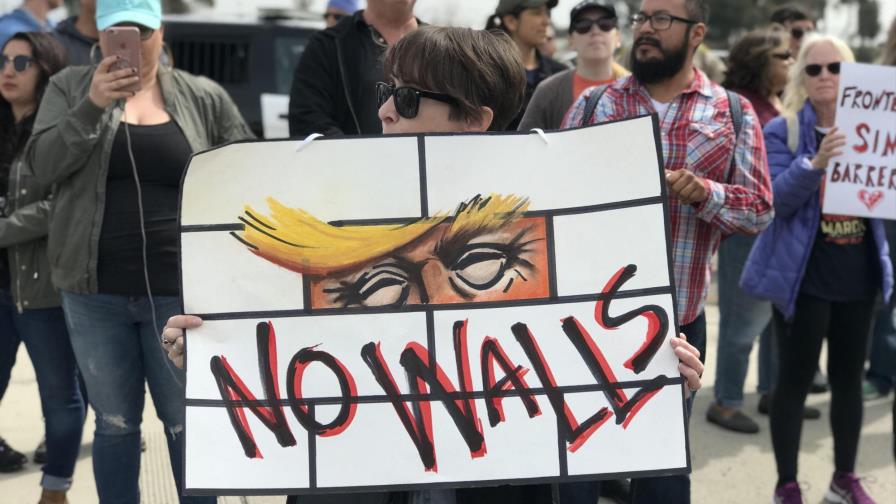 Mexicanos protestan contra visita de Trump a prototipos del muro fronterizo 