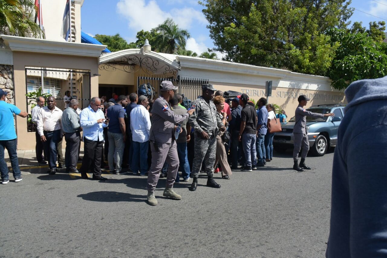 Profesores esperan en la parte frontal del Tribunal Superior Administrativo que conoce el recurso interpuesto por un grupo de docentes contra la ordenanza  24-2017. 