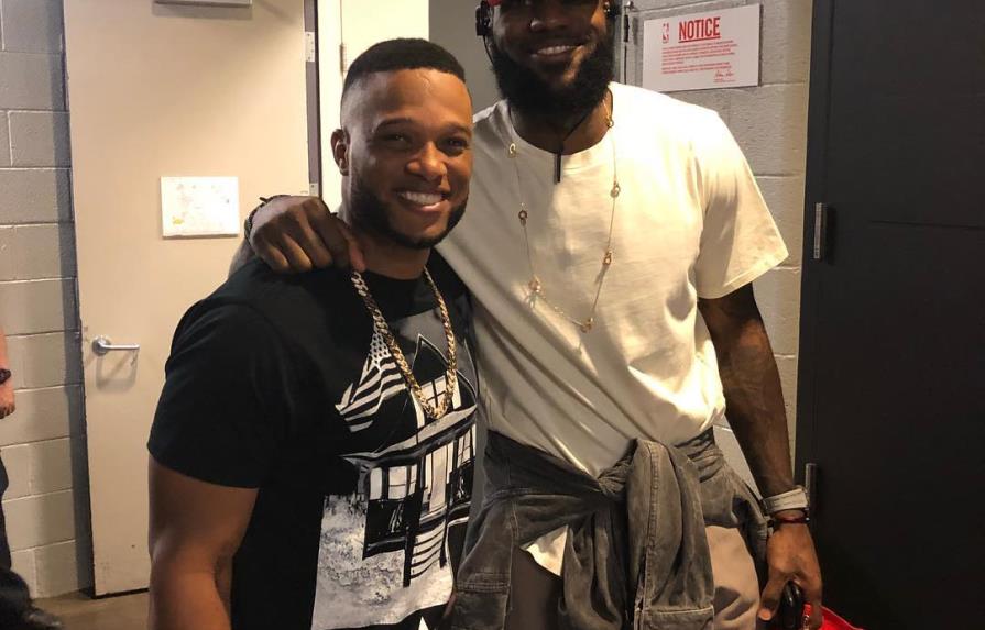 Nelson Cruz y  Robinson Canó comparten con LeBron James después de juego de Cavaliers 