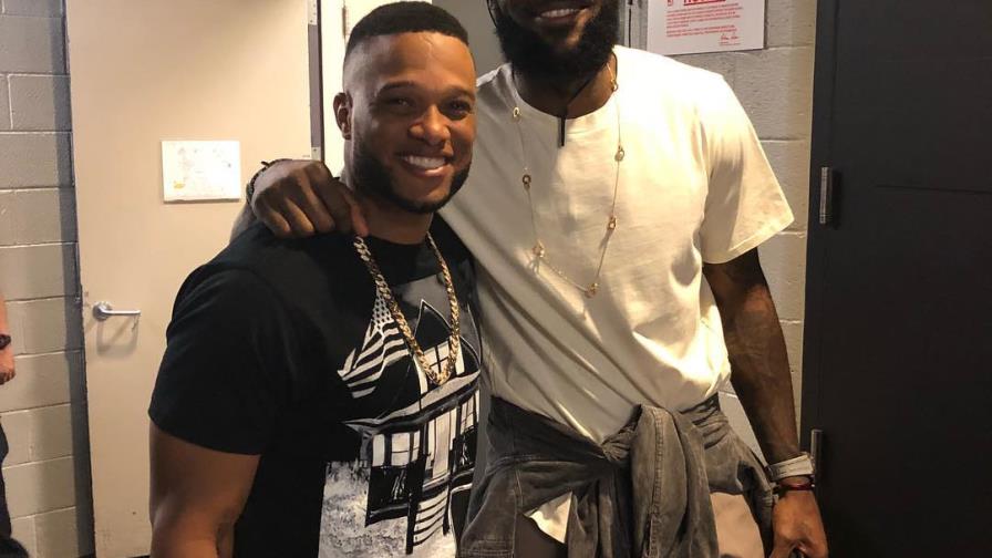 Nelson Cruz y Robinson Canó comparten con LeBron James después de juego de Cavaliers Nelson Cruz y Robinson Canó comparten con LeBron James después de juego de Cavaliers