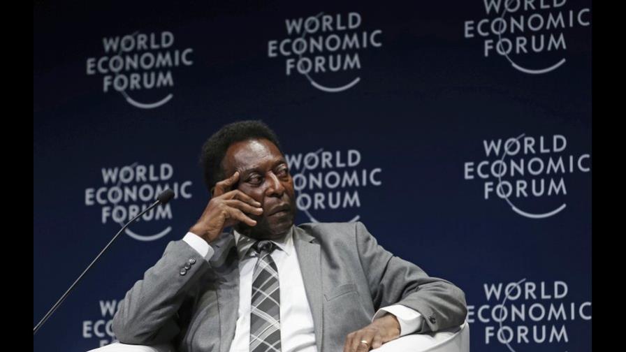 Pelé asiste a evento en Sao Paulo con un caminador