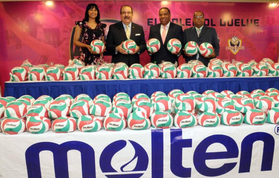 Cristóbal Marte entrega a Danilo Díaz segunda partida de 1,000 balones de voleibol