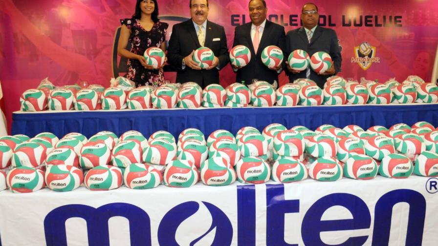 Cristóbal Marte entrega a Danilo Díaz segunda partida de 1,000 balones de voleibol Cristóbal Marte entrega a Danilo Díaz segunda partida de 1,000 balones de voleibol