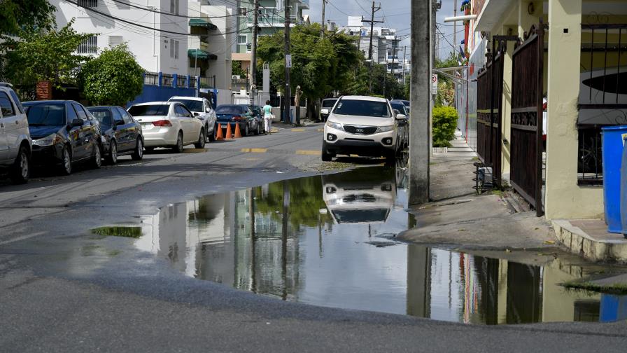 En Renacimiento exigen solución a problema charco