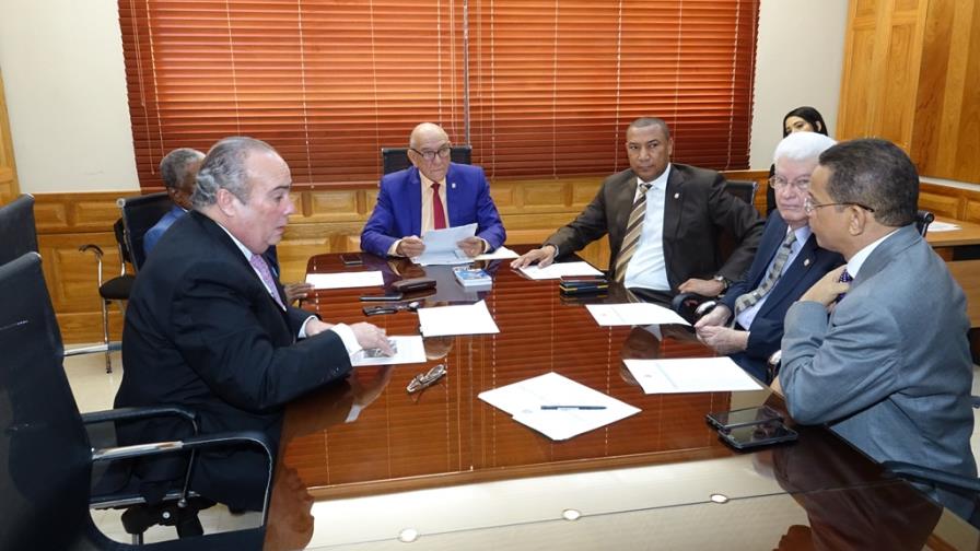 Senadores piden a Montalvo que explique modificaciones a Ley de Seguridad Social